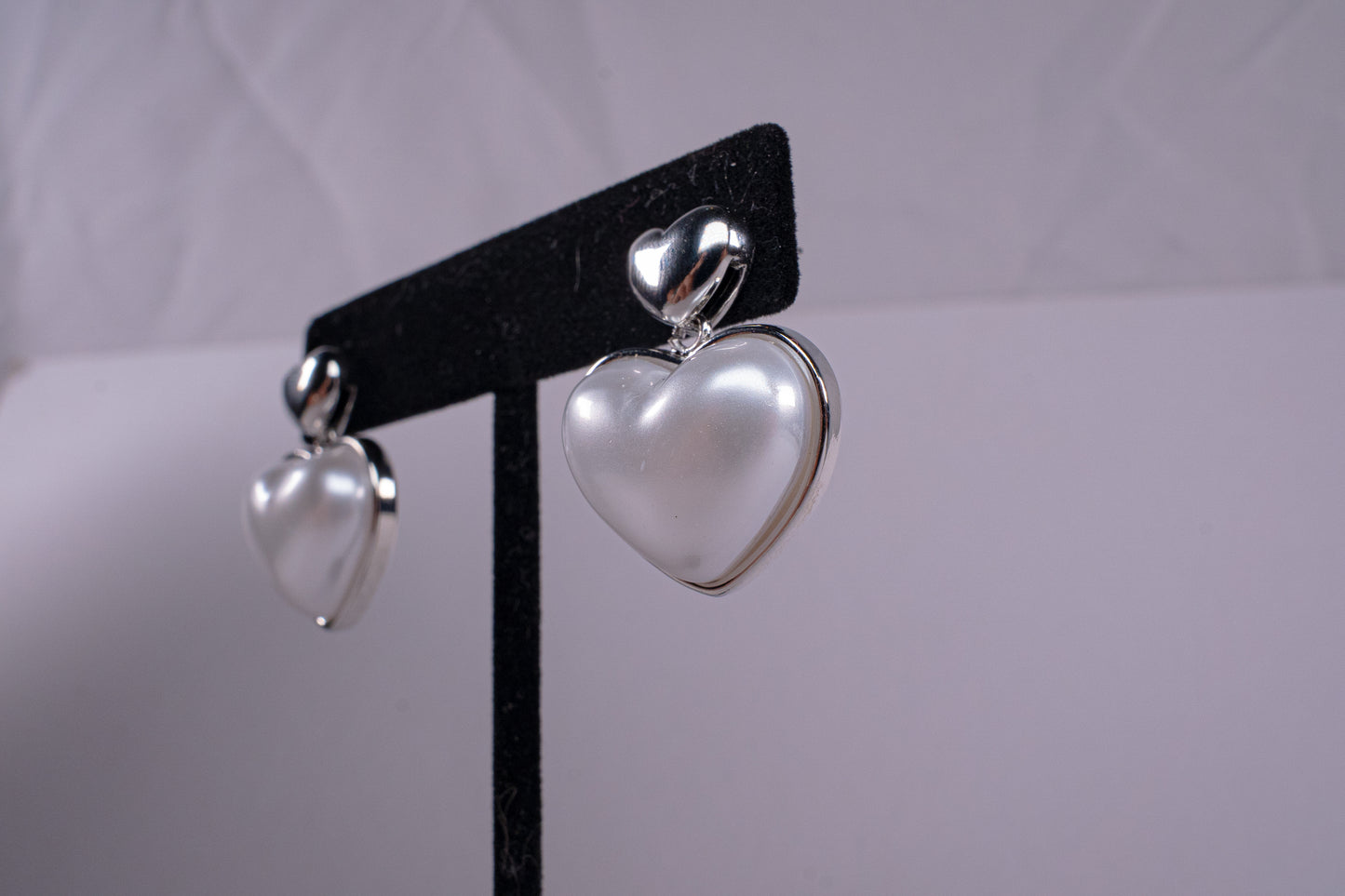 Aretes corazón perlado plateado