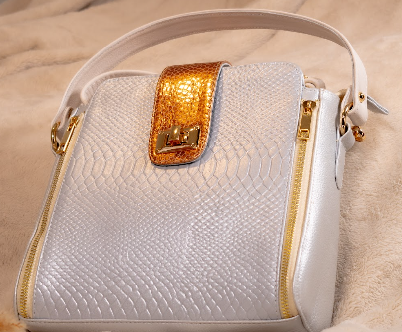 Bolso tono blanco perla/ celeste