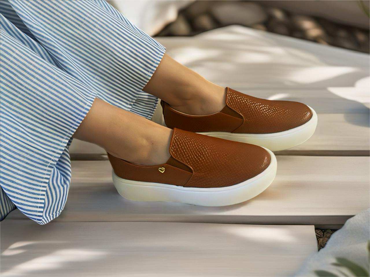 Tenis tipo slip-on café